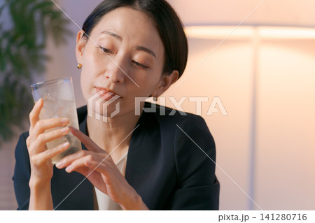 お酒を飲んでいる40代女性 お酒を飲んでいる40代女性 141280716
