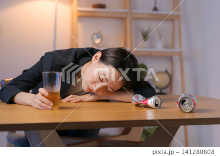 酔いつぶれるスーツの女性 酔いつぶれるスーツの女性 141280808
