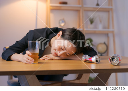 酔いつぶれるスーツの女性 酔いつぶれるスーツの女性 141280810