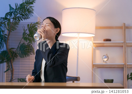お酒を飲んで微笑む女性 お酒を飲んで微笑む女性 141281053