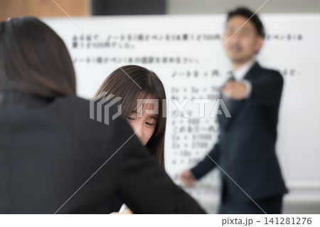 授業中に私語をして教師に注意される女子高校生 学校教育と教室での指導風景 内申点、生徒指導のメージ 授業中に私語をして教師に注意される女子高校生 学校教育と教室での指導風景 内申点、生徒指導のメージ 141281276