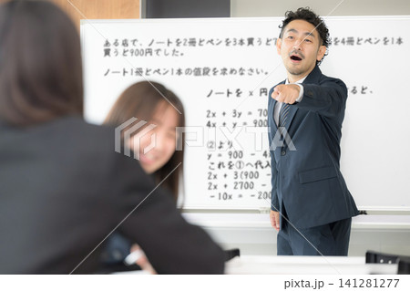 授業中に私語をして教師に注意される女子高校生 学校教育と教室での指導風景 内申点、生徒指導のメージ 授業中に私語をして教師に注意される女子高校生 学校教育と教室での指導風景 内申点、生徒指導のメージ 141281277