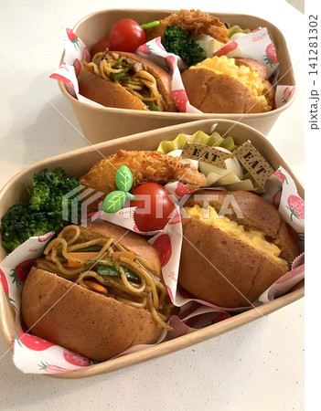 おしゃれな手作りロールパンサンド弁当 141281302