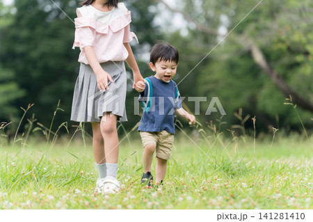 手を繋いで歩く子ども達 手を繋いで歩く子ども達 141281410