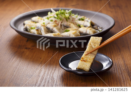 うなぎ白焼きタタキ風 お箸でポン酢につけているイメージ うなぎ白焼きタタキ風 お箸でポン酢につけているイメージ 141281625