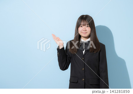 水色背景で制服で立つカメラ目線笑顔の女子中学生や高校生のイメージ オススメや紹介はコチラのポーズ 水色背景で制服で立つカメラ目線笑顔の女子中学生や高校生のイメージ オススメや紹介はコチラのポーズ 141281850