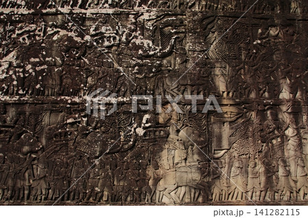 バイヨン寺院の石壁の彫刻 バイヨン寺院の石壁の彫刻 141282115