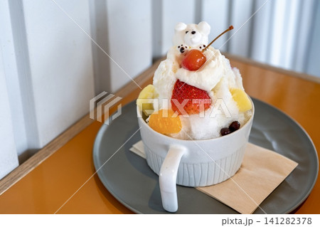 フルーツたっぷりのくまかき氷スイーツ フルーツたっぷりのくまかき氷スイーツ 141282378