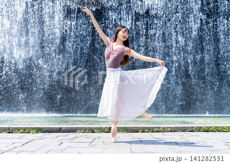 水の壁の前で踊るバレリーナ 水の壁の前で踊るバレリーナ 141282531
