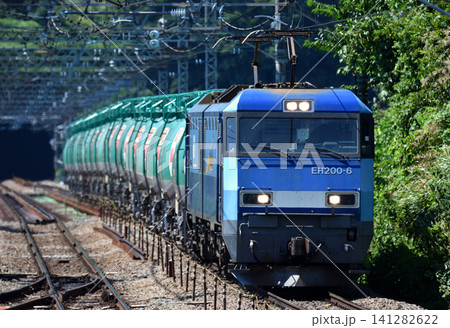 中央本線を走る貨物列車 141282622
