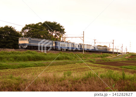 夕暮れの高崎線を走るEF65 501号機 141282627