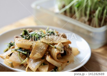 大根と豆苗の豚こまキムチ炒め 大根と豆苗の豚こまキムチ炒め 141282689