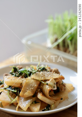 大根と豆苗の豚こまキムチ炒め 大根と豆苗の豚こまキムチ炒め 141282690