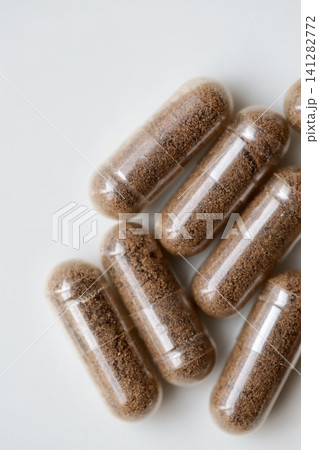 透明カプセルに詰め込まれた米糠パウダー　米糠サプリ 141282772