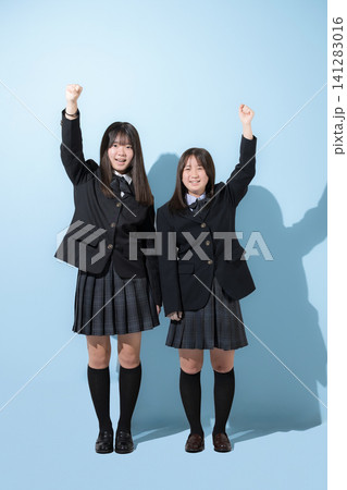 水色背景で未来や将来へ向かってがんばるガッツポーズ 日本人女子高生や中学生全身 水色背景で未来や将来へ向かってがんばるガッツポーズ 日本人女子高生や中学生全身 141283016