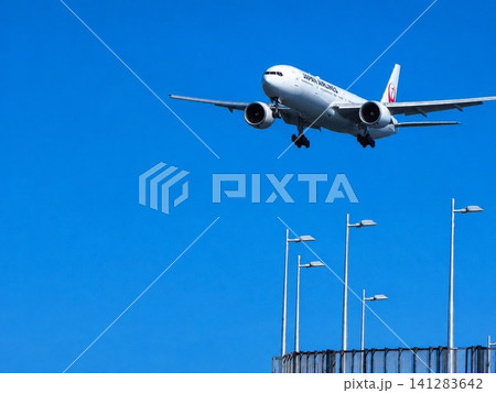 着陸態勢に入る日本航空(JAL)の旅客機 着陸態勢に入る日本航空(JAL)の旅客機 141283642