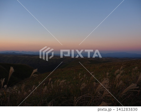 阿蘇の大観峰の上から見た夕焼け 阿蘇の大観峰の上から見た夕焼け 141283830