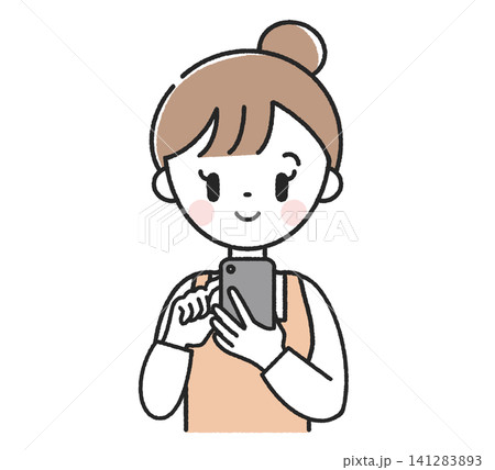 スマホを操作する主婦 スマホを操作する主婦 141283893
