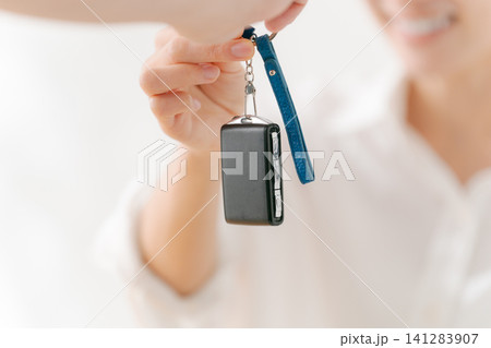車のキーを受け取る女性 141283907