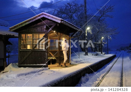 小雪が降る夜明けのホーム 小雪が降る夜明けのホーム 141284328