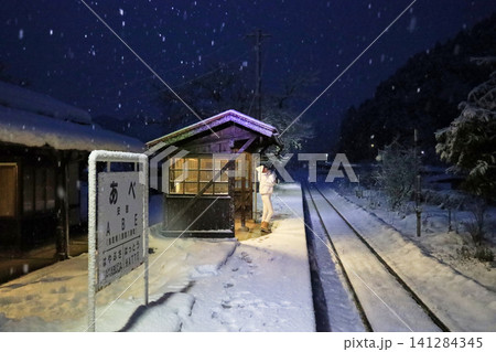 小雪が降る夜明けのホーム 小雪が降る夜明けのホーム 141284345
