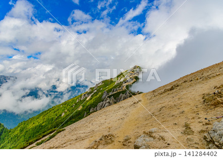夏の午後 燕岳の燕山荘付近から望むガスに包まれる稜線の登山ルートと裏銀座の風景 夏の午後 燕岳の燕山荘付近から望むガスに包まれる稜線の登山ルートと裏銀座の風景 141284402