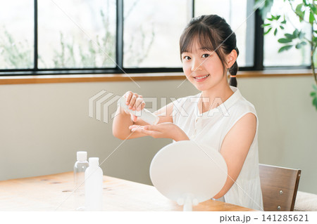 化粧水でスキンケア,美容,お肌のケアをする子供,女の子,小学生,中学生,高校生 化粧水でスキンケア,美容,お肌のケアをする子供,女の子,小学生,中学生,高校生 141285621