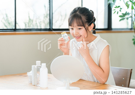 内服薬を持つ子供,女の子,小学生,中学生(アレルギー,皮膚炎,アトピー,湿疹,皮膚科,ステロイド) 内服薬を持つ子供,女の子,小学生,中学生(アレルギー,皮膚炎,アトピー,湿疹,皮膚科,ステロイド) 141285627