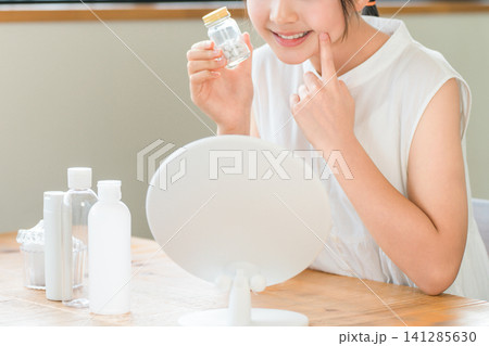内服薬を持つ子供,女の子,小学生,中学生（アレルギー,皮膚炎,アトピー,湿疹,皮膚科,ステロイド） 141285630