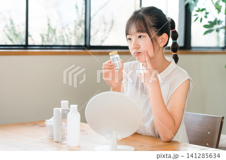 内服薬を持って困る子供,女の子,小学生,中学生(アレルギー,皮膚炎,アトピー,湿疹,皮膚科) 内服薬を持って困る子供,女の子,小学生,中学生(アレルギー,皮膚炎,アトピー,湿疹,皮膚科) 141285634
