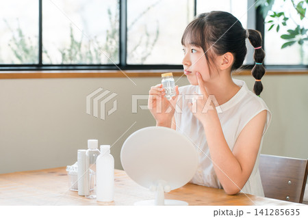 内服薬を持って困る子供,女の子,小学生,中学生(アレルギー,皮膚炎,アトピー,湿疹,皮膚科) 内服薬を持って困る子供,女の子,小学生,中学生(アレルギー,皮膚炎,アトピー,湿疹,皮膚科) 141285635