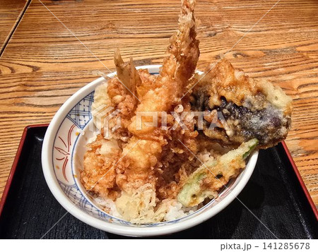 海老やかぼちゃやサツマイモなどたくさんの具材がのった天丼 海老やかぼちゃやサツマイモなどたくさんの具材がのった天丼 141285678