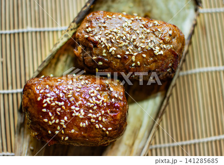 竹の皮にのせた肉巻きおにぎり おにぎり 俵型おにぎり 竹の皮にのせた肉巻きおにぎり おにぎり 俵型おにぎり 141285685