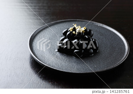 お節料理＜金箔乗せ黒豆＞　黒バック 141285761