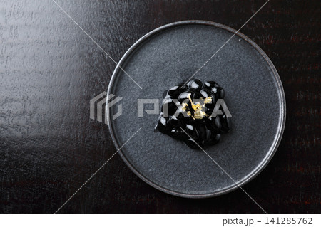 お節料理＜金箔乗せ黒豆＞　黒バック 141285762