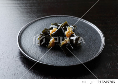 お節料理<昆布巻> 黒バック お節料理<昆布巻> 黒バック 141285763
