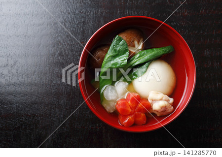 丸餅を使ったお雑煮 黒背景 丸餅を使ったお雑煮 黒背景 141285770