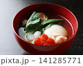 丸餅を使ったお雑煮　黒背景 141285771