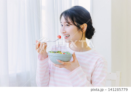 サラダを食べる若い女性 サラダを食べる若い女性 141285779