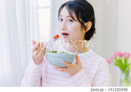 サラダを食べる若い女性 サラダを食べる若い女性 141285896
