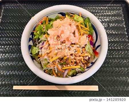 小海老がたくさん乗ったサラダうどん 小海老がたくさん乗ったサラダうどん 141285920