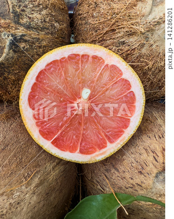 Cut grapefruit displayed at a fresh produce market Cut grapefruit displayed at a fresh produce market 141286201