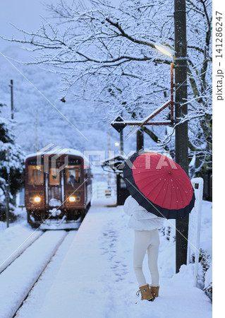 雪がチラつく古い待合室 141286247