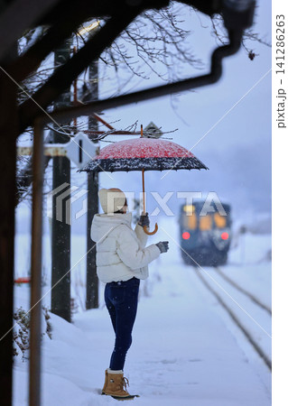 雪がチラつく古い待合室 雪がチラつく古い待合室 141286263
