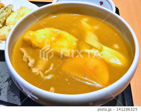 熱々のカレーうどん 熱々のカレーうどん 141286325