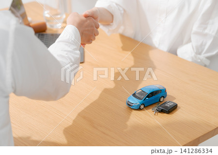 車のキーを受け取る女性 車のキーを受け取る女性 141286334