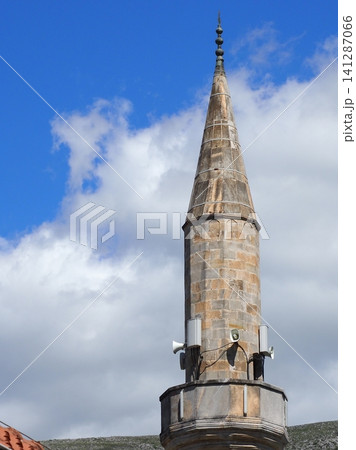 モスタル 旧市街の街並み ミナレット モスタル 旧市街の街並み ミナレット 141287066