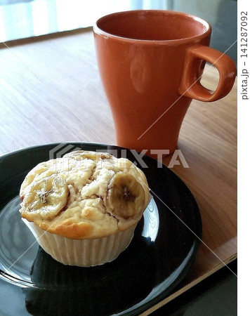 バナナマフィンとコーヒー 141287092