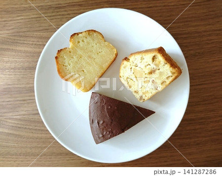 皿に並べられた米粉ケーキ(あずきケーキ、いよかんケーキ、りんごケーキ) 皿に並べられた米粉ケーキ(あずきケーキ、いよかんケーキ、りんごケーキ) 141287286