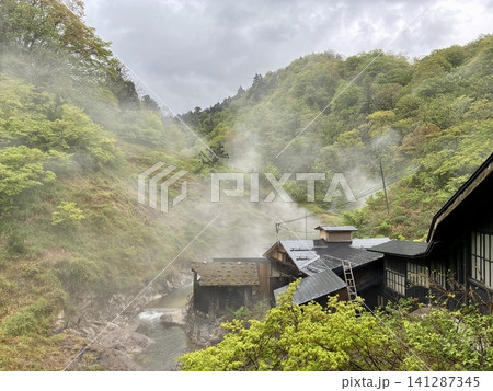 大湯温泉阿部旅館の朝の湯煙たなびく風景 大湯温泉阿部旅館の朝の湯煙たなびく風景 141287345